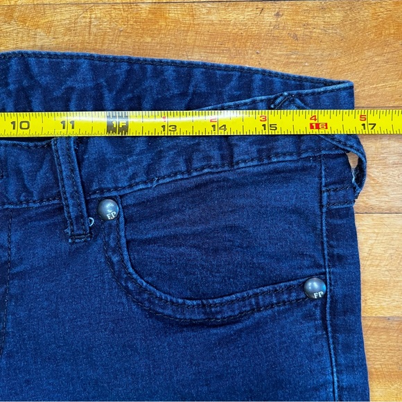 FREE PEOPLE Skinny Leg, Dark Blue Wash Jeans - Size 30 - Picture 5 of 12